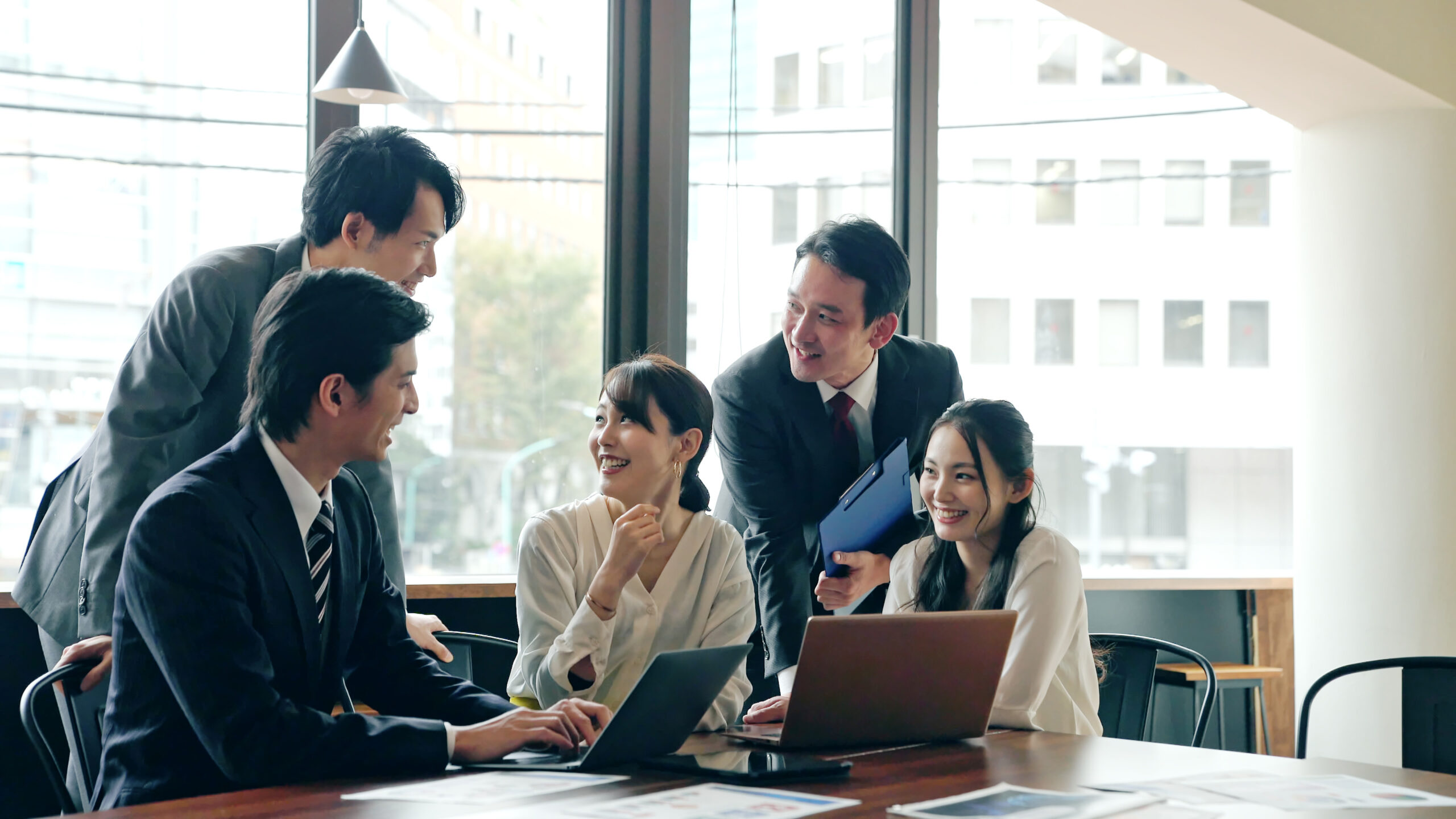 オフィスで実行計画を確認しながら進めるチーム